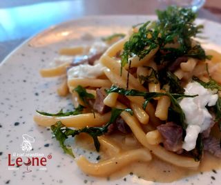 Busiate con straccetti di vitello, rucola fritta e stracciatella