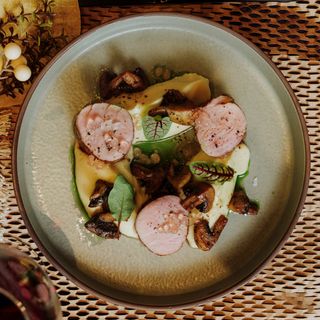 MUȘCHIULEȚ DE PORC CU PIURE DE ȚELINĂ ȘI CIUPERCI SOTE