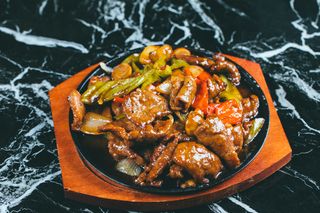 Junetina na čeličnoj ploči (Beef on iron plate)