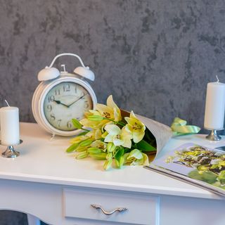 Buchet din 5 crengute de crini crem