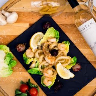 Mix de creveti si calamari pane