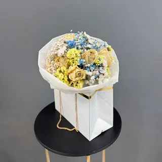 Ramo de flores secas con caja 