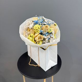 Ramo de flores secas con caja 