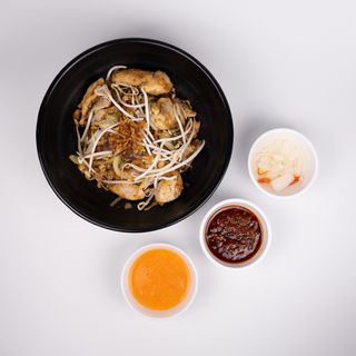 Makaron smażony z kurczakiem