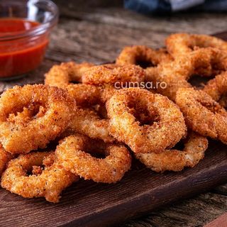 Inele de calamar și inele de ceapă pane