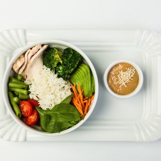 Боул з куркою з горіховим соусом