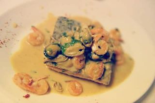 Salmon rosado con crema gambas