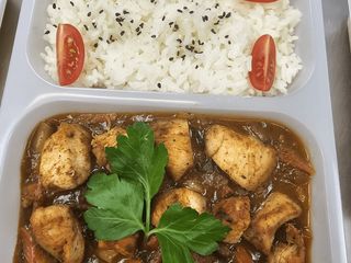 Kawałki kurczaka na warzywnym sosie słodko-pikantnym, ryż, surówka