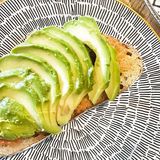 Tostada aguacate y tomate