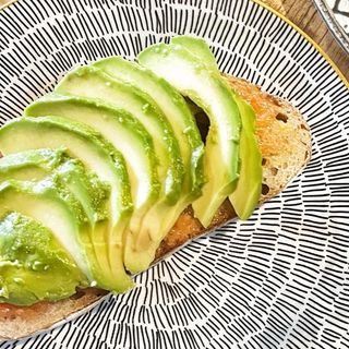 Tostada aguacate y tomate