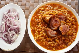 Fasole cu ciolan afumat sau carnati