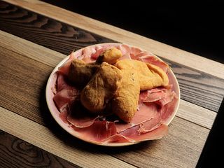Prosciutto crudo siciliano e gnocco fritto