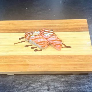 Nigiri salmón flameado con queso (4 pz.)