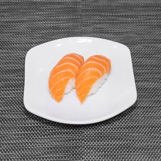 Nigiri de salmón (2 pzas.)