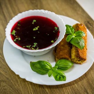 Barszcz czerwony z krokietem