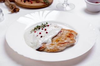 Pui cu sos gorgonzola 330 gr.