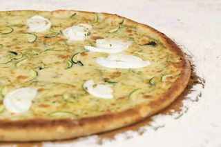 Pizza bianca  pesto, zucchine e mozzarella