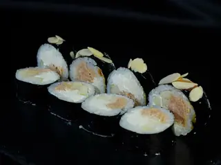 Futomaki z pieczonym łososiem i gruszką (8szt) (290g)