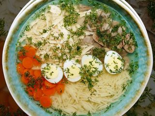 Бульйон з тельбухами, локшиною і яйцями маленької пташки (380g)