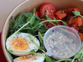 Боул з червоною рибою власного посолу