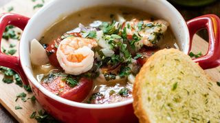 Krewetki królewskie w białym winie na ostro