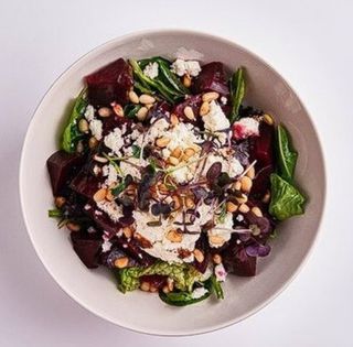 Салат из свеклы с сыром рикотта и кедровыми орешками