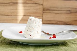 Семифредо с ванильным соусом и миндалем