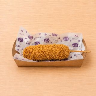 Корн-дог Super Crunch с сосиской и сыром внутри в панировке из дошика