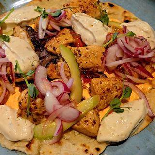 Lipie cu cubulete de pui,hummus cu ardei copt,sos aioli