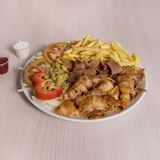Plato Combinado De Carne Con Ensalada Y Patatas Fritas