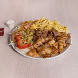 Plato Combinado De Carne Con Ensalada Y Patatas Fritas