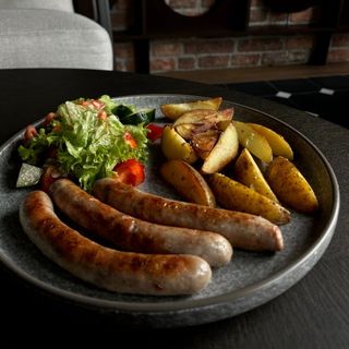 Запечена картопля з мюнхенськими ковбасками 365г