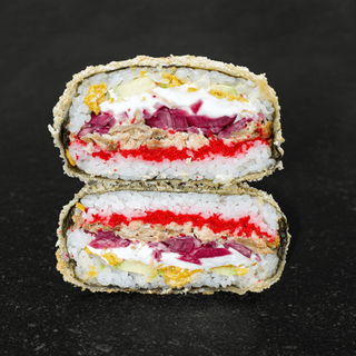 Суші-бургер зі смаженим лососем та начос