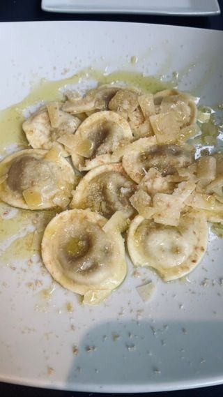 Ravioli De Foi Con Petali Di Parmigiano