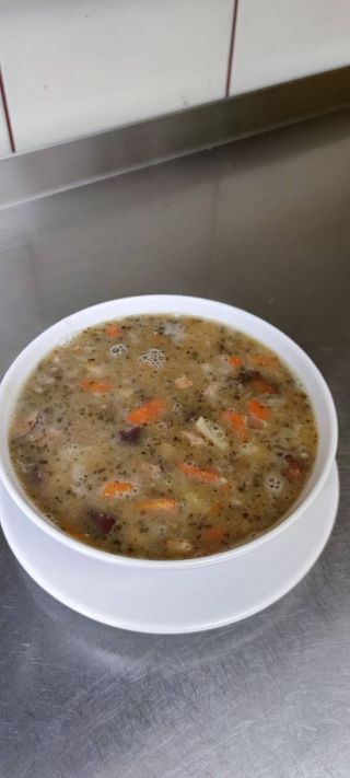 Żurek z kiełbasą i ziemniakami