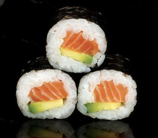 Hoso Sake Y Aguacate (8 Uds.)