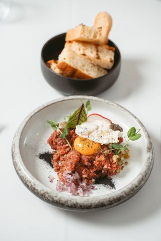 Tartar de vită afumat cu lemn de stejar și spumă de pecorino