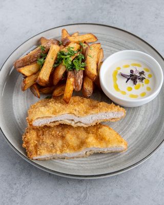 Schnitzel crispy de porc cu cartofi prăjiți