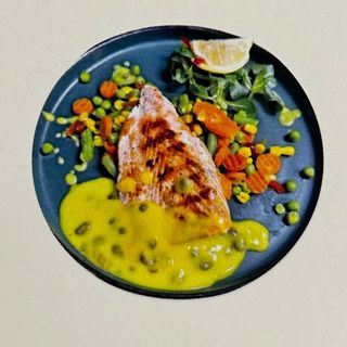 File de somon cu legume sote si sos de l.b