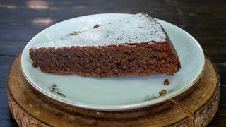 Caprese senza lattosio con cioccolato e mandorle con olio EVO