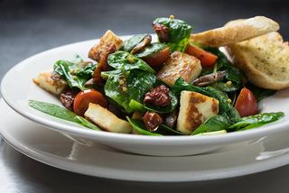 Sałatka z serem halloumi 