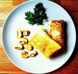 Naleśniki z pieczarkami i żółtym serem 2szt.