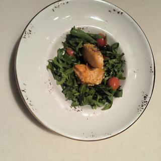 Лосось с миксом из зелени