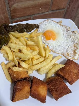 Pechuga de pollo con patatas fritas y huevo