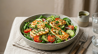 Mixt de salată cu halloumi, catraveți și roșii