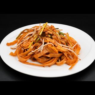 Pho saltato con carne essiccata（酱油肉炒河粉）