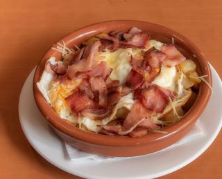 Huevos rotos con patatas y bacon (ración)