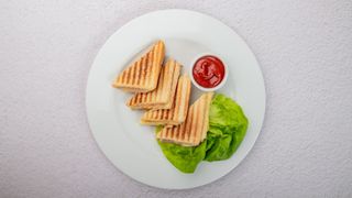 Tosty z serem, szynką, cebulą i pomidorem + ketchup