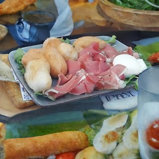 Gnocco fritto con burrata, rucola, olive, pomodorini pancetta