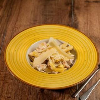 Penne cu pui și brânză brie în sos alb